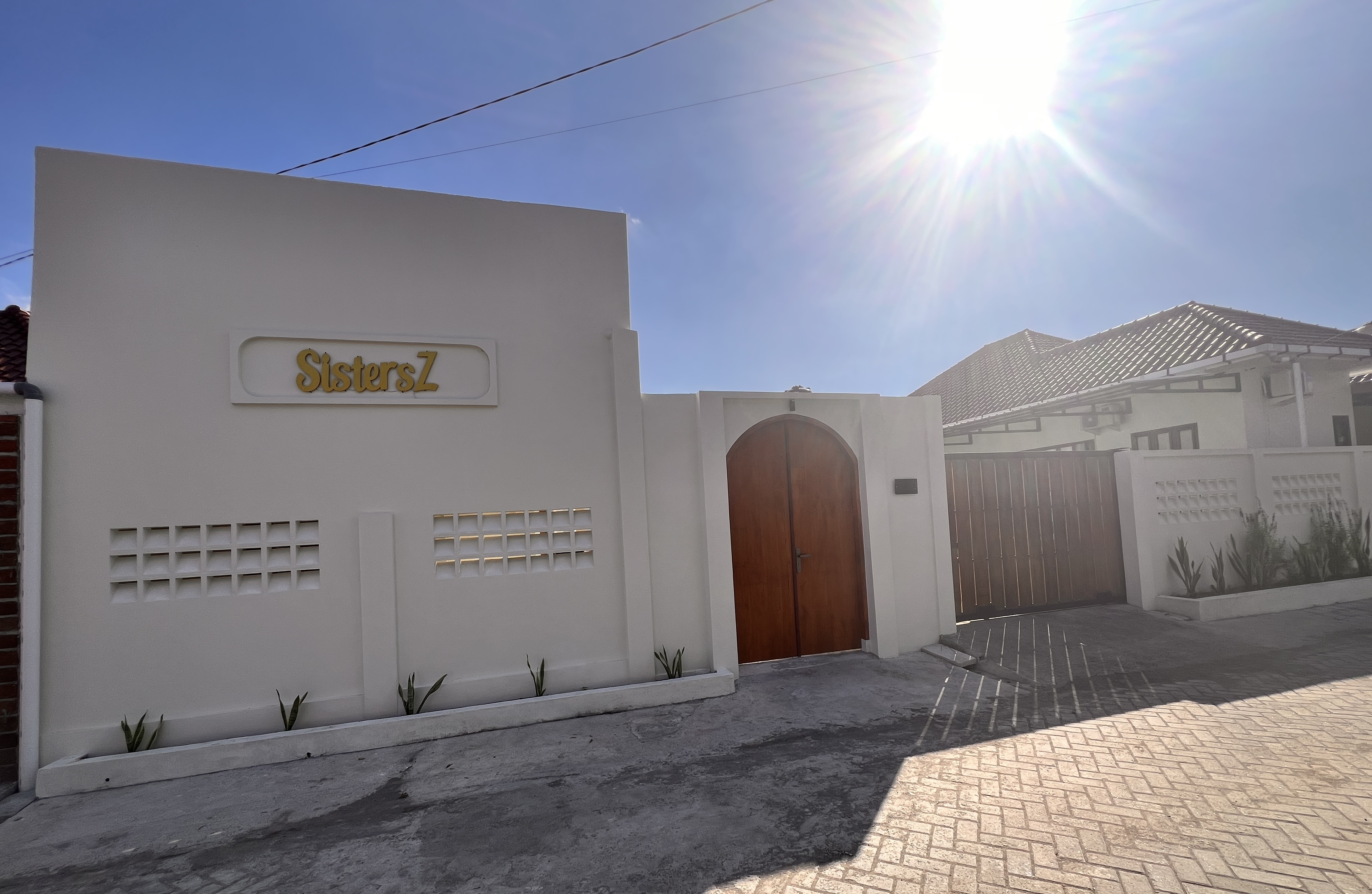 SistersZ Villa exterior and pool