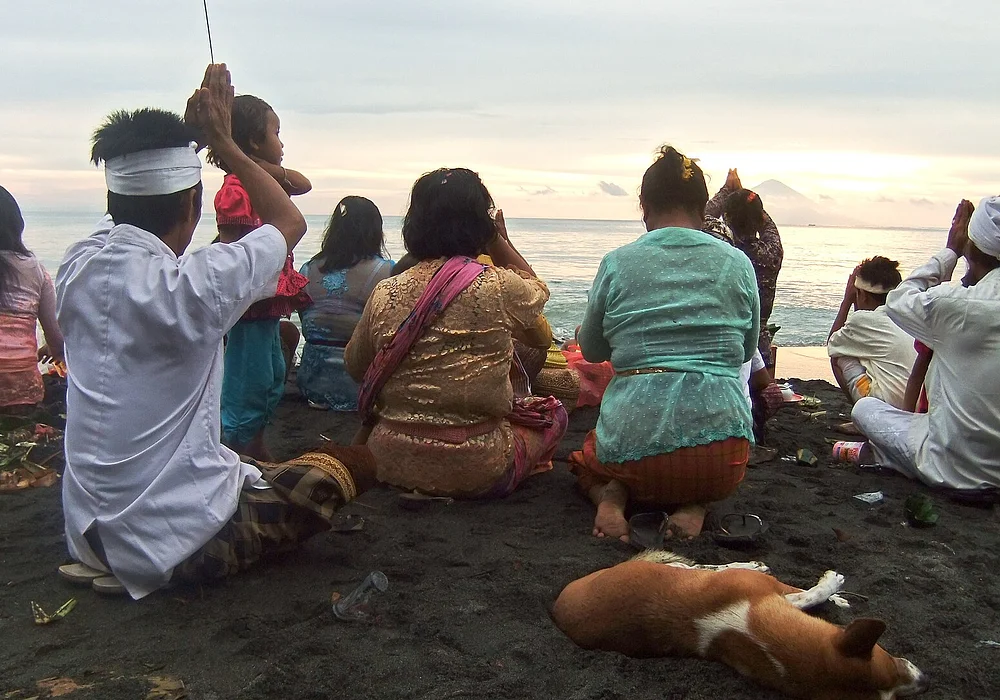 Praying to Mt. Agung, Bali. Pura Batubolong, Senggigi, Lombok, Indonesia