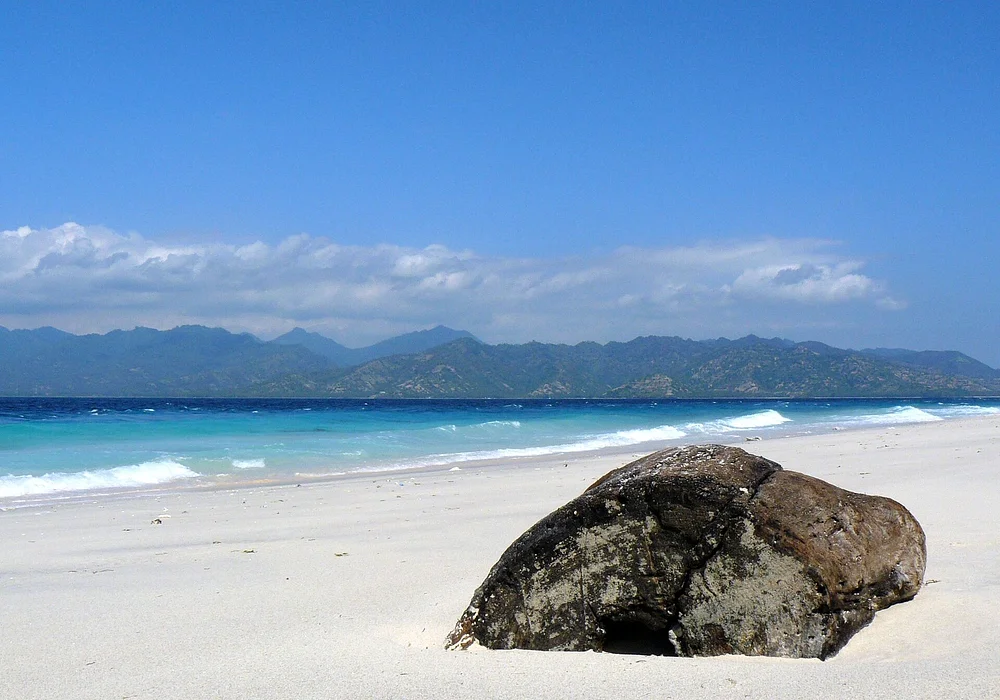Gili Meno, Indonesia, Gili Meno's southeast coast, looking back towards Lombok Location: Lombok