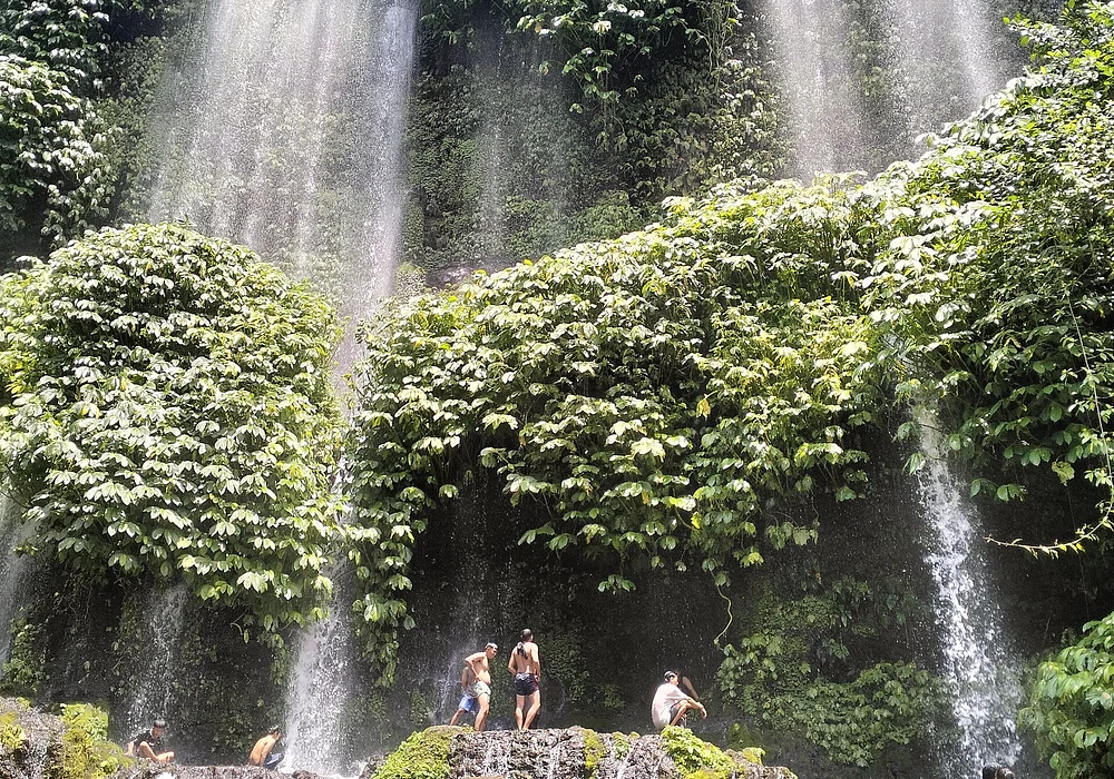 Air terjung Benang Kelambu adalah salah satu keajaiban alam yang terletak di Desa Aik Berik, Batukliang Utara, Kabupaten Lombok Tengah, Nusa Tenggara Barat. Air terjun ini mengalir lembut seperti tirai halus dari celah-celah tumbuhan hijau yang lebat, menciptakan pemandangan asri dan menenangkan. Pemandangan alam ini juga memberikan suasana sejuk dan menyegarkan, menjadikannya destinasi favorit untuk relaksasi atau sekedar berfoto ria. Keindahan alami serta nuansa mistisnya menjadikan Benang Kelambu tempat yang wajib dikunjungi bagi pecinta alam.