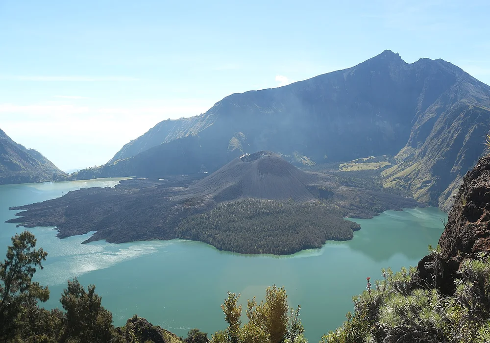 Taman Nasional Gunung rinjani adalah sebuah ekosistem dengan tipe hutan hujan pegunungan dan Savana, Dimana di sisi barat dan selatan di domisili oleh hutan hujan pegunungan , sedangkan di sisi timur dan Utara di domisili oleh Savana dan pohon cemara. Gunung ini berada di pulau Lombok , Nusa Tenggara Barat, dengan titik koordinat 8.4113° S, 116.4573° E . Titik tertinggi Gunung Rinjani adalah 3726 MDPL. Letusan  Rinjani bertipe stratovulkanik, dan dari letusan purba gunung ini membentuk sebuah danau yang disebut Danau Segara Anak dengan luas 1100Hapada ketinggian 2010mdpl , dengan kedalaman rata2 285 m. Gunung Rinjani ditetapkan sebagai Taman Nasional Pada Tahun 1997 melalui Surat Keputusan Menteri Kehutanan No.280/Kpts-II/1997 dengan luas 40.000hA walaupun dilapangan luasnya lebih dari 41,000hA.
Yon Illahi

.