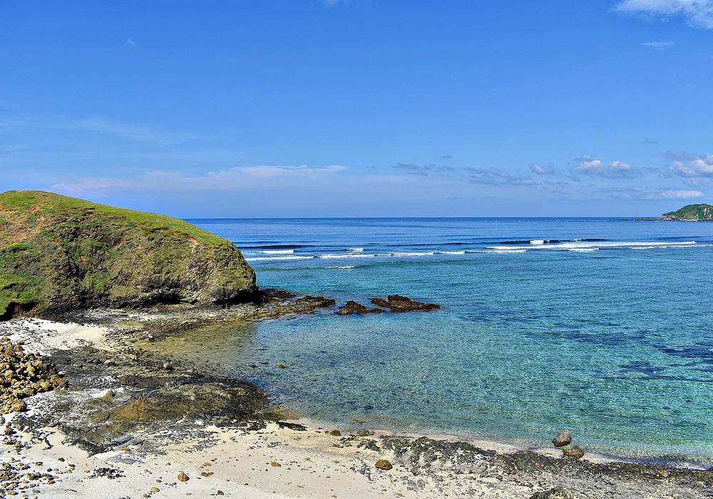 pantai yang terletak di kawasan pantai selatan lombok