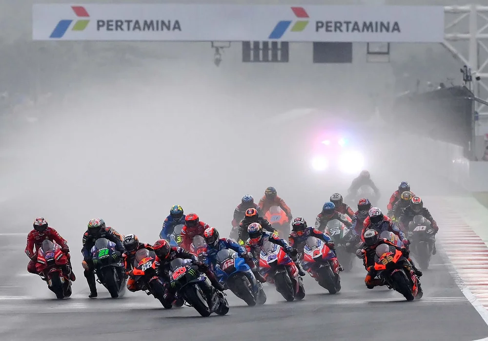 Sejumlah pembalap melaju saat balapan MotoGP seri Pertamina Grand Prix of Indonesia di Pertamina Mandalika International Street Circuit, Lombok Tengah, NTB, Minggu (20/3/2022). Pembalap Red Bull KTM Factory Racing Miguel Oliveira berhasil menjadi juara pertama diikuti pembalap Monster Energy Yamaha 
Fabio Quartararo dan pembalap Pramac Racing 

Johann Zarco. ANTARA FOTO/Andika Wahyu/foc.