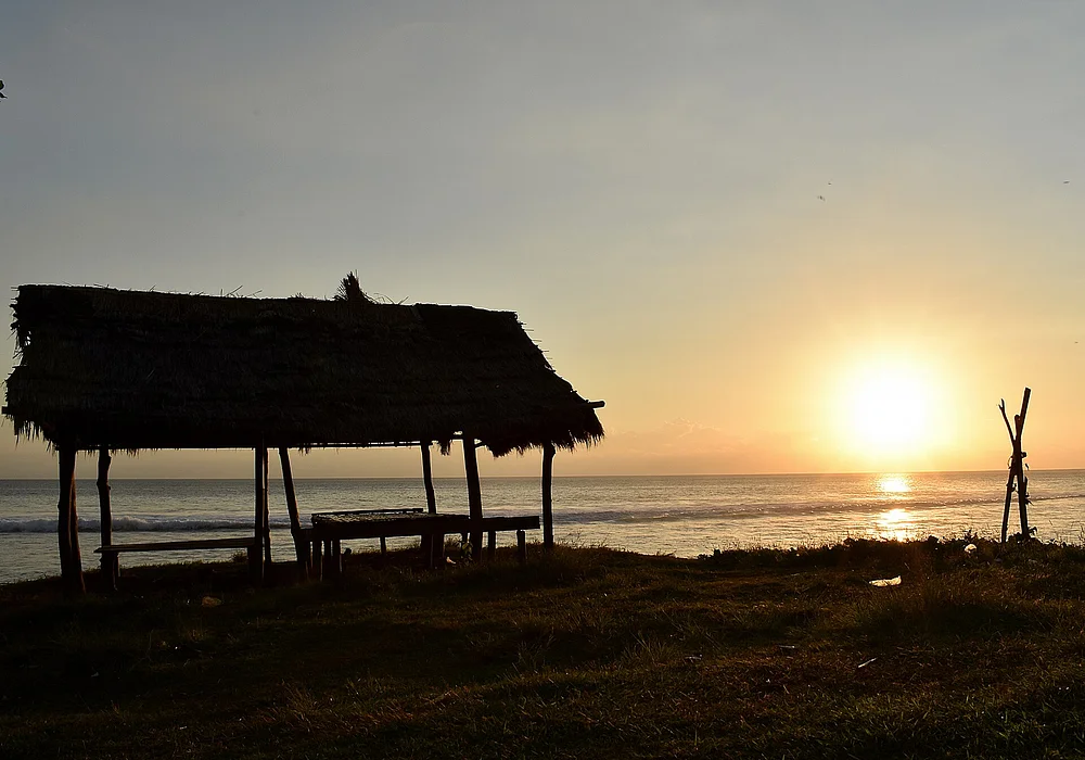 menikmati tenggelamnya matahari di pantai klui.