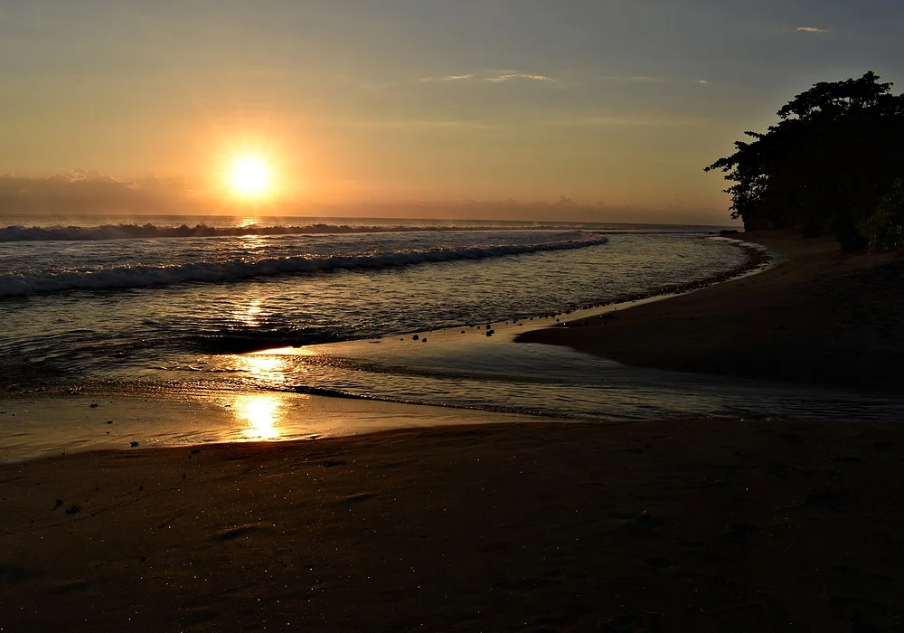 apabila bagian selatan lombok di dominasi dengan pantai berpasir putih maka bagian barat dan utara lombok didominasi dengan pantai berpasir hitam.