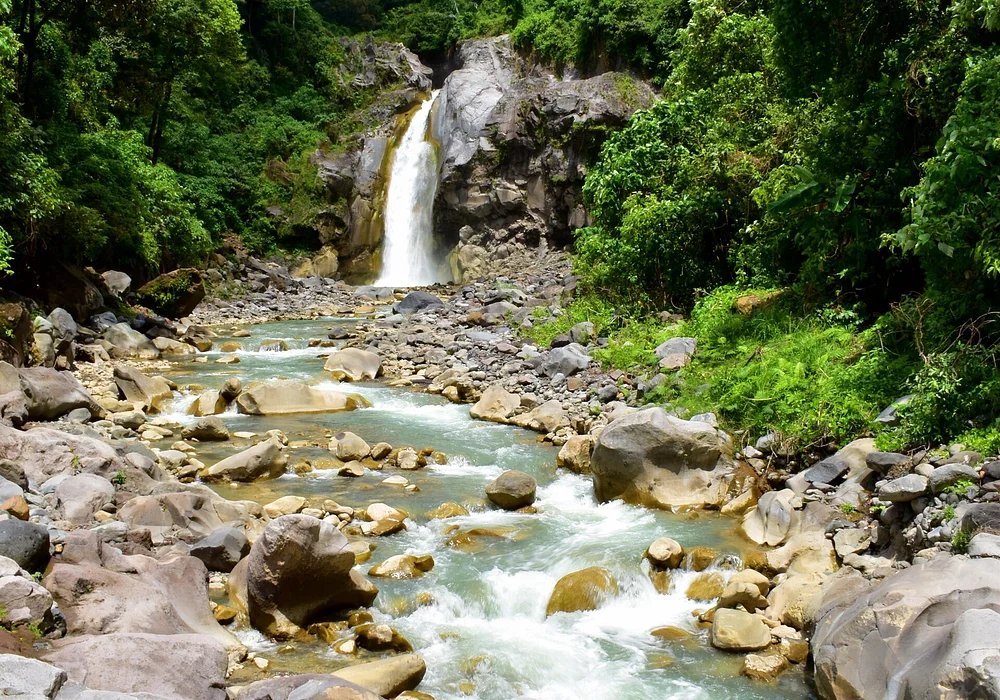 foto potrait dari air terjun mangku sakti yang terletak di desa sajang, kecamatan sembalun, kabupaten lombok timur