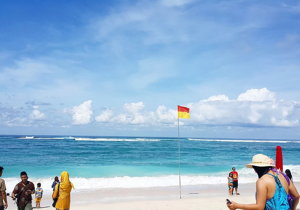 Gambar ini diambil di pantai yang terdapat di Gili Trawangan di mana laut biru nan jernih dari laut menerpa pasir putih yang halus, membawa angin yang dapat menyejukkan jiwa dan raga, didukung oleh cuaca yang cerah dan para turis asing membuat Gili Trawangan menjadi tujuan utama destinasi wisata para turis di Lombok.