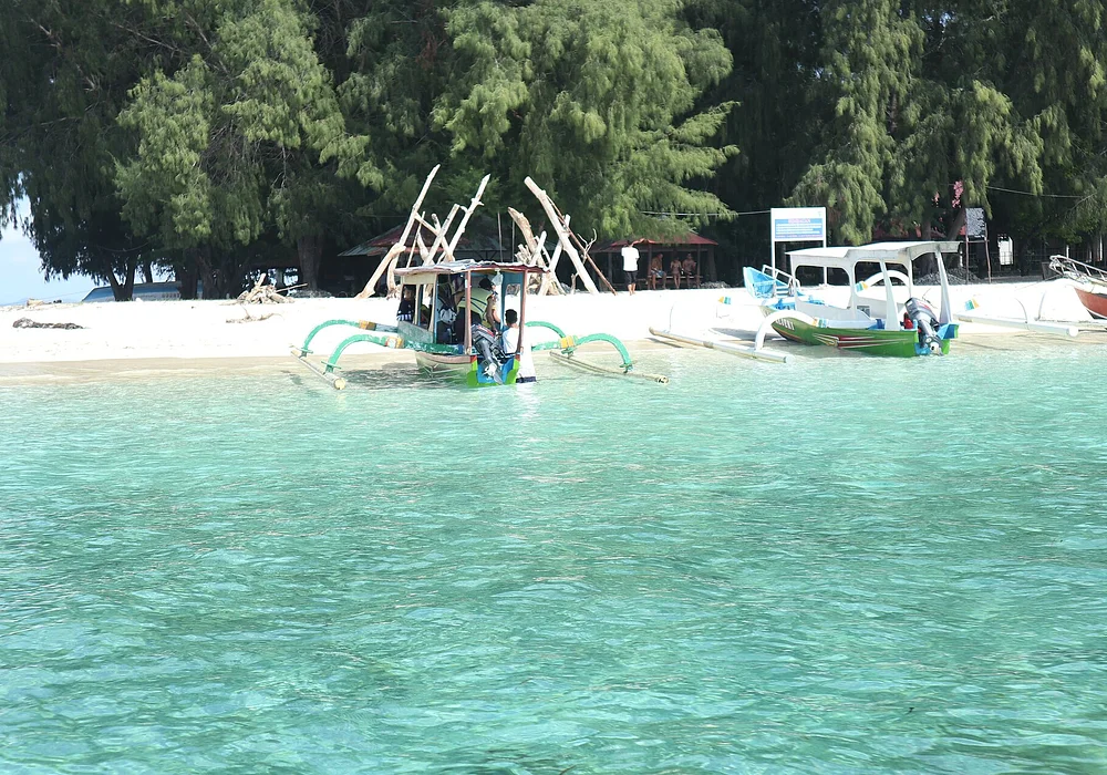 Gili Nanggu berlokasi di Kecamatan Sekotong, Kabupaten Lombok Barat. Pulau kecil satu ini menawarkan pesona baharinya yang indah. Hamparan pasir putih dan air lautnya yang berwarna biru cerah dapat memanjakan mata.