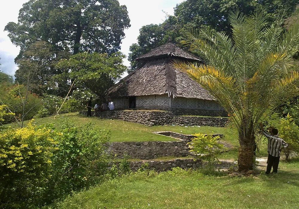 In North Lombok people practise a special kind of Islam, called Wetu Telu.
https://www.lomboknetwork.net/lombok/general-information/