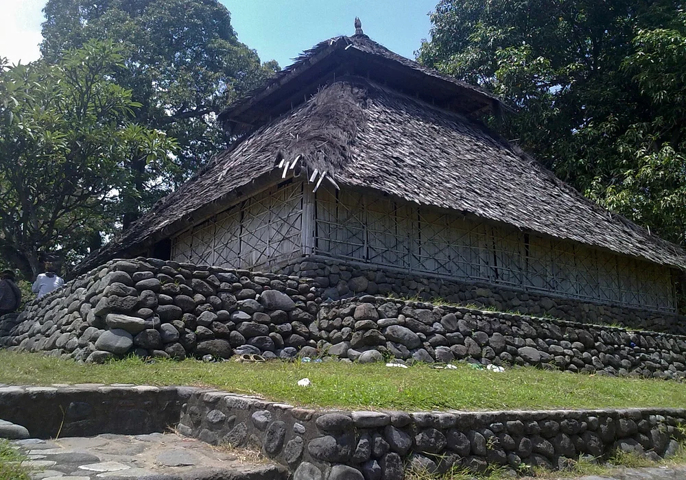 In North Lombok people practise a special kind of Islam, called Wetu Telu.
https://www.lomboknetwork.net/lombok/general-information/