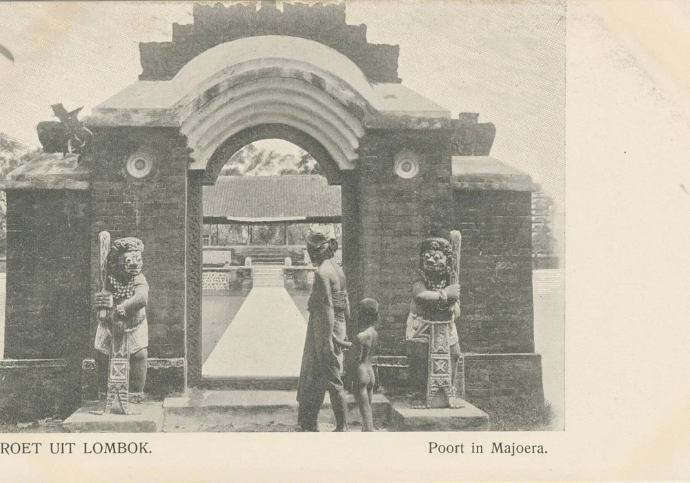 Title: \"Groet uit Lombok. Poort in Majoera\"Shelfmark: KITLV 1407177Subject (topical): GatesSubject (geographic): IndonesiaLombokNusa Tenggara BaratLanguage: No linguistic contentCountry: No place, unknown, or undeterminedPublished: [Between the 19th and 20th century]Persistent URL: http://hdl.handle.net/1887.1/item:864753Extent: Digital image