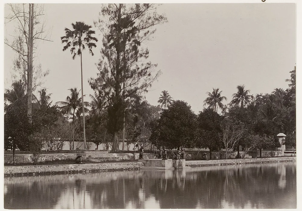 Title: Beelden aan de oostkant van de vijver van de Majoera te Tjakranegara op LombokAuthor/creator: Christian.Shelfmark: KITLV 29321Subject (topical): PalacesPondsStatuesSubject (geographic): IndonesiaLombok BaratNusa Tenggara BaratNote: H 814.Language: No linguistic contentCountry: No place, unknown, or undeterminedPublished: [Circa 1920]Persistent URL: http://hdl.handle.net/1887.1/item:805392Extent: Digital image