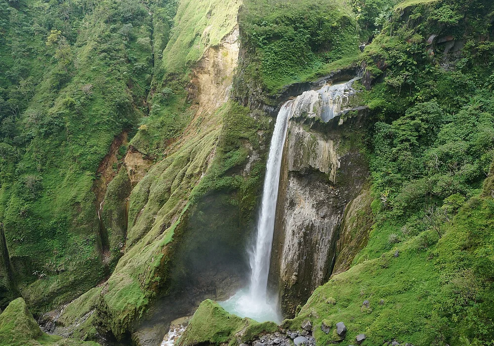 air terjun yang berada di gunung rinjani melalui jalur tradisional torean merupakan ikon jalur ini