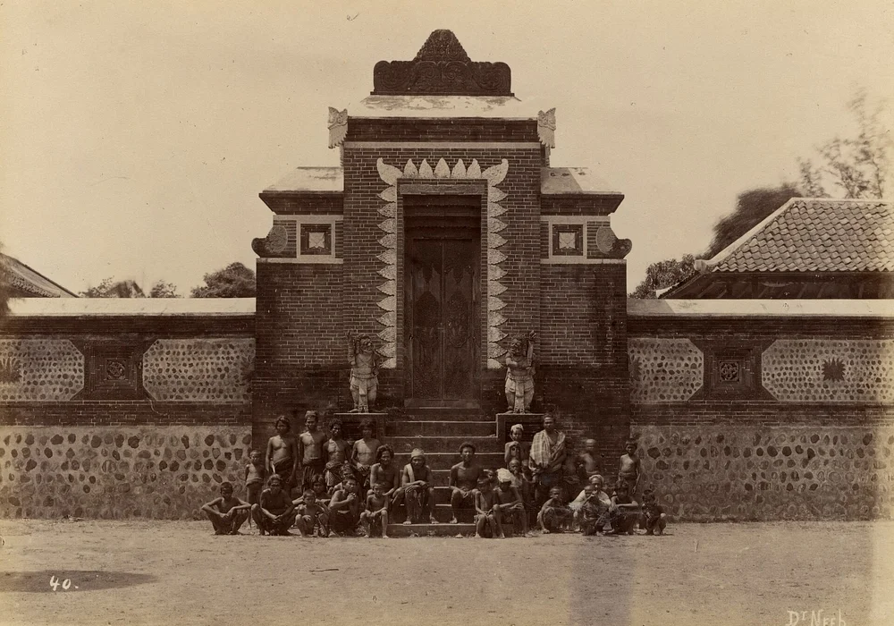 Title: Poort naar de ommuurde offertempels in de lusthof Lingsar bij Mataram tijdens de Eerste Lombokexpeditie van 1894Author/creator: Neeb, C.J.Shelfmark: KITLV 32272Subject (topical): HinduismPalacesTemplesGatesSubject (geographic): IndonesiaLombok BaratNusa Tenggara BaratNote: Naar Lombok / C.J. Neeb en W.E. Asbeek Brusse. - Soerabaia: Führi &amp; Co., 1897.Foto genummerd 40. Foto is later ook afgedrukt door Charls &amp; van Es, Soerabaia. Opgenomen in: Naar Lombok / C.J. Neeb en W.E. Asbeek Brusse. - Soerabaia: Führi &amp; Co., 1897. - t.o. blz. 160 en in: De Lombok expeditie / W. Cool. - Batavia [etc.]: G. Kolff &amp; Co., 1896. - p. 283.Former shelfmark: 411/12353/3.127.44.Language: No linguistic contentCountry: No place, unknown, or undeterminedPublished: [Circa 1894]Persistent URL: http://hdl.handle.net/1887.1/item:903783Extent: Digital imagePart ofTitle: KITLV A1411Persistent URL: http://hdl.handle.net/1887.1/item:928659