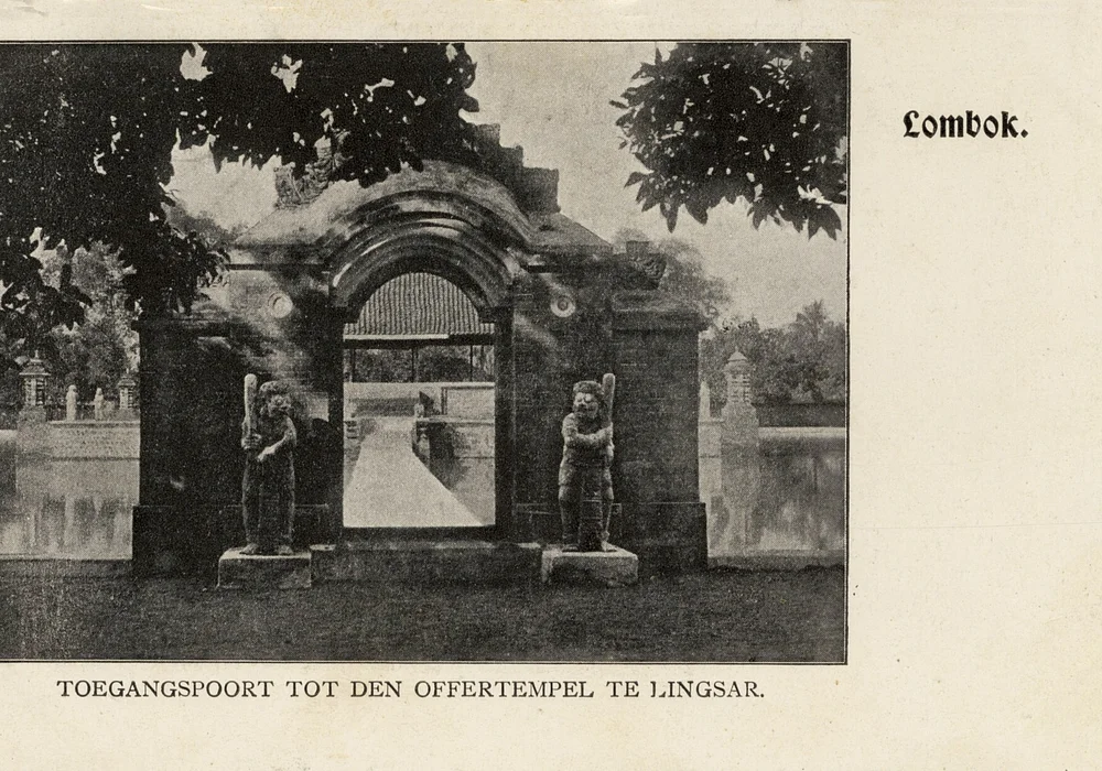 Title: \"Toegangspoort tot den offertempel te Lingsar.\"Shelfmark: KITLV 1402981Subject (topical): StatuesTemplesGatesSubject (geographic): IndonesiaLombokNusa Tenggara BaratLanguage: No linguistic contentCountry: No place, unknown, or undeterminedPublished: [Circa 1900]Persistent URL: http://hdl.handle.net/1887.1/item:852915Extent: Digital image