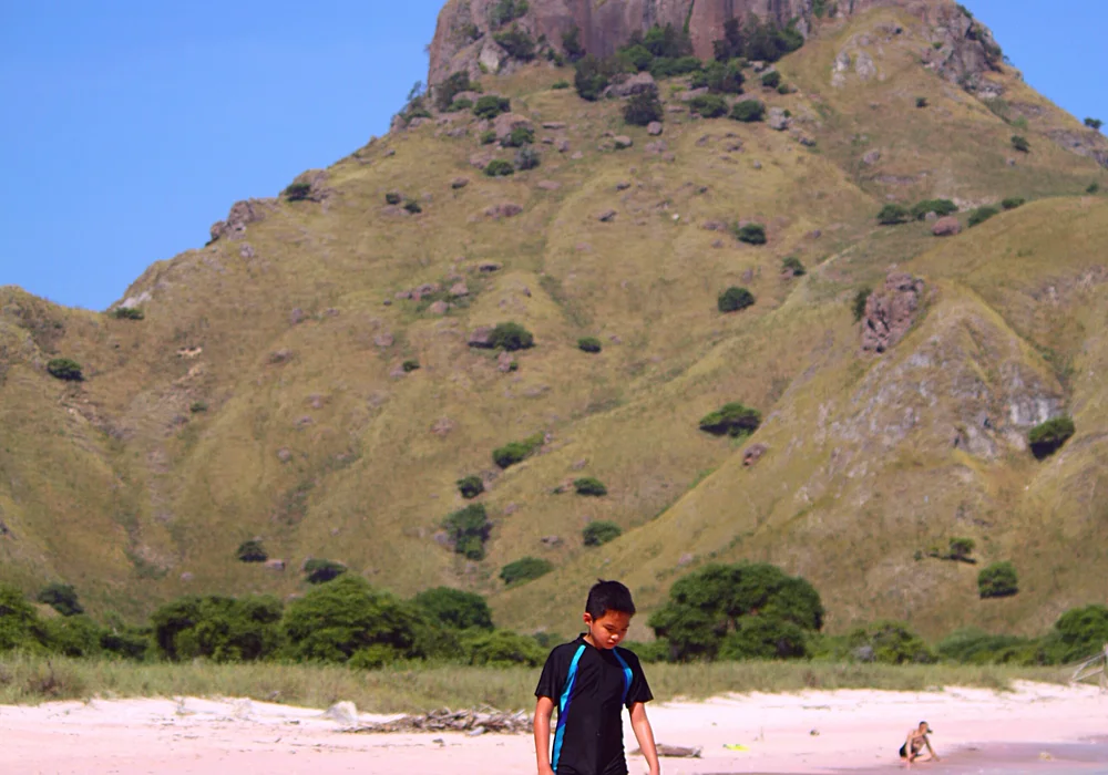 Pink Beach, Taman Nasional Komodo
Salah satu keajaiban alam yang dimiliki Indonesia. Pink beach ini lebih spesial dibandingkan Pink Beach di tempat lain. Pertama adalah pasirnya, yang berwarna pink sangat kental. Dibanginkan pink beach lainnya yang warna pinknya mulai pudar dan kurang menarik. Kedua adalah pemandangan di sekitarnya. Pink beach lain  hanya berupa pulau ataupun pantai biasa. Pink Beach Indonesia dikelilingi gunung yang terukir secara indah dan rapi. Seberangnya juga tampak bukit-bukit yang menambah keindahan Pink Beach ini dan membedakan dari pink beach lainnya