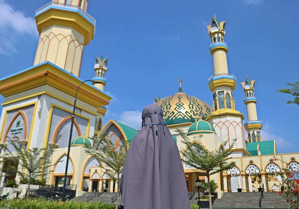 Islamic Center (IC) merupakan sentra kerohanian yang ada di Nusa Tenggara Barat (NTB) yang terletak di kota Mataram, Fungsi sehari-hari IC sama dengan masjid pada umumnya, yaitu sebagai tempat ibadah penduduk yang beragama Islam. Design bangunannya yang unik membuat banyak wisatawan yang tertarik untuk berkunjung ke IC. Oleh karena itu, IC menjadi ikon Pulau Lombok yang dikenal sebagai "Pulau 1000 Masjid".