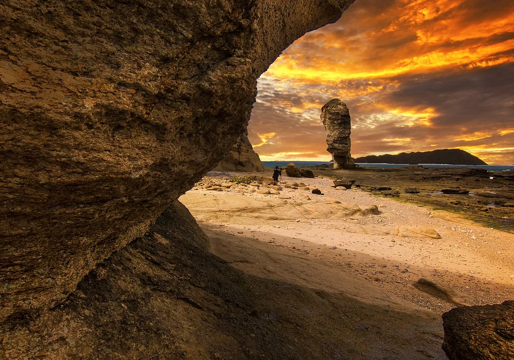 Pantai Indah Dengan Sebuah Batu ikonik yg dinamakan Batu Payung Terletak Di Desa Kuta Lombok Tengah